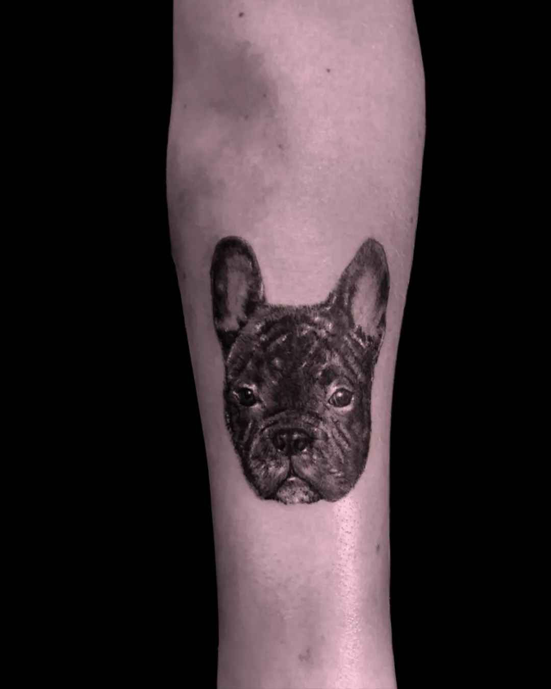 Miniaturowy, niezwykle precyzyjny tatuaż mikrorealistyczny przedstawiający portret postaci w stylu black and grey