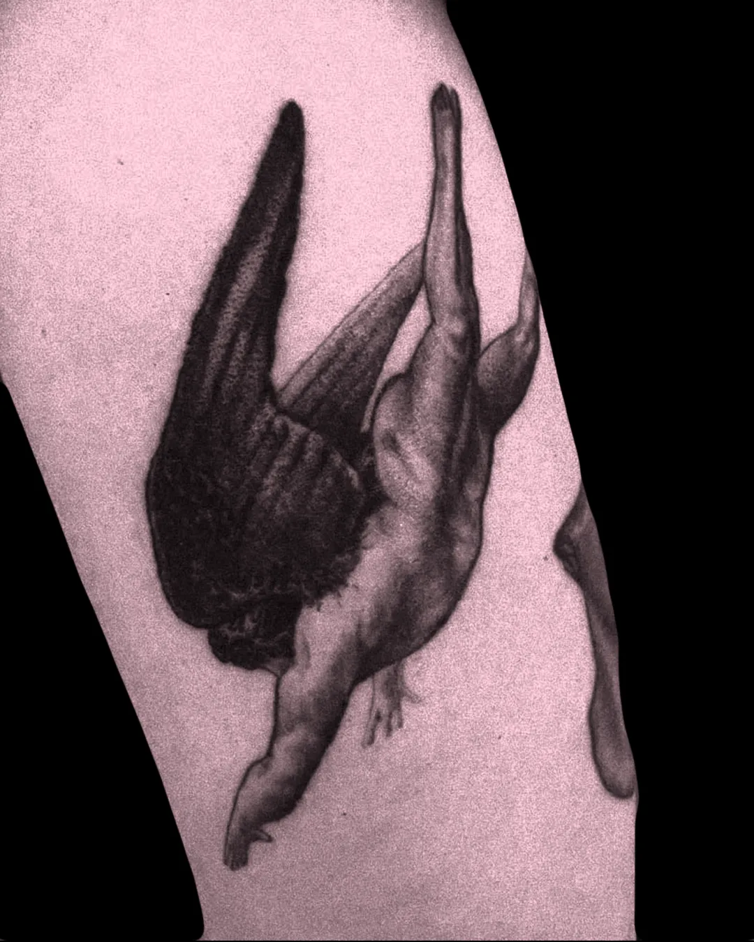 Miniaturowy, niezwykle precyzyjny tatuaż mikrorealistyczny przedstawiający portret postaci w stylu black and grey