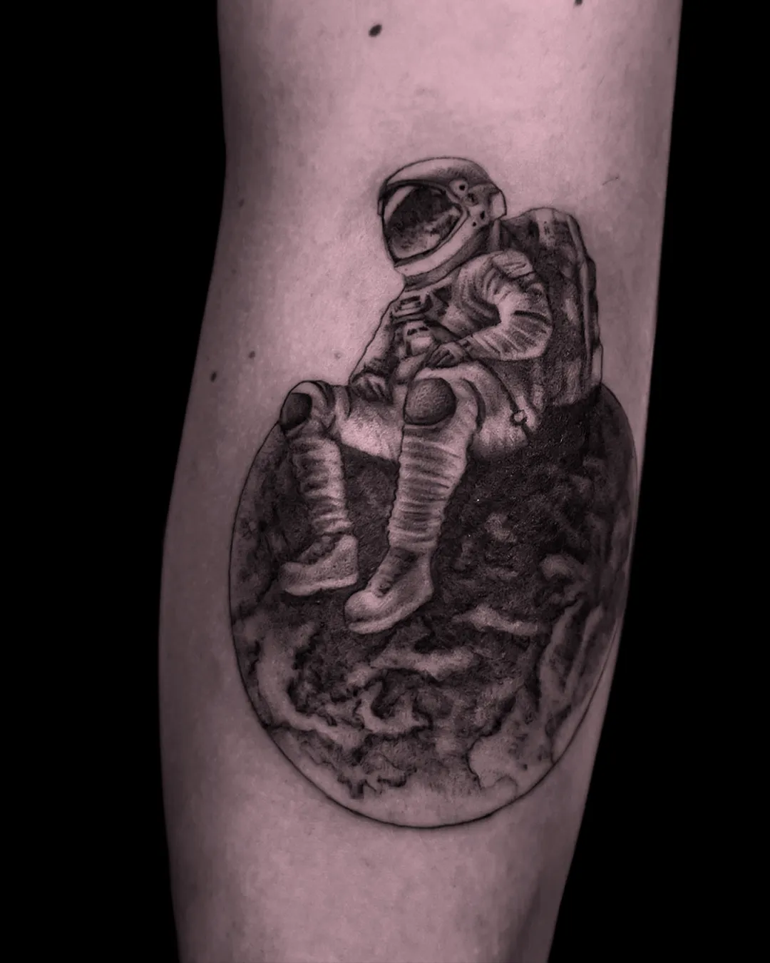 Miniaturowy, niezwykle precyzyjny tatuaż mikrorealistyczny przedstawiający portret postaci w stylu black and grey
