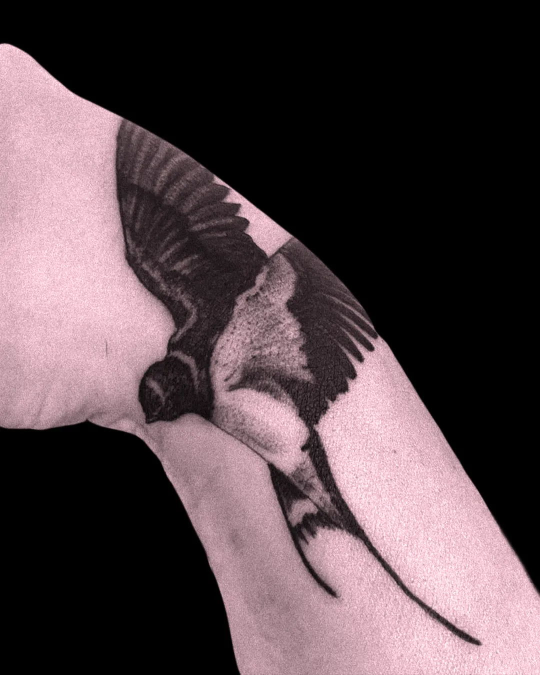 Miniaturowy, niezwykle precyzyjny tatuaż mikrorealistyczny przedstawiający portret postaci w stylu black and grey