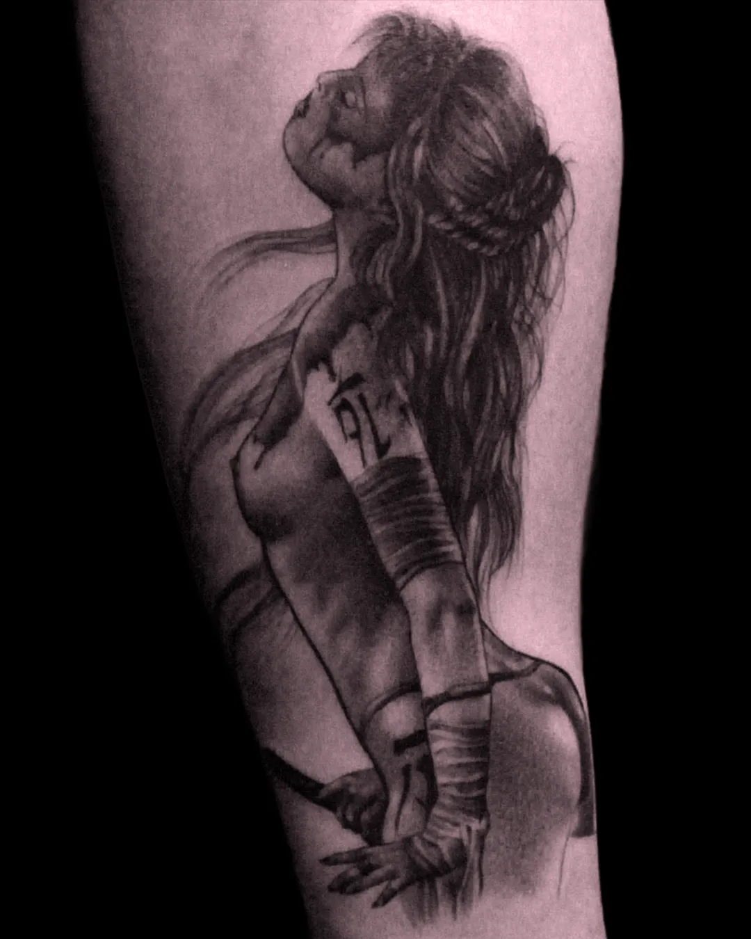 Miniaturowy, niezwykle precyzyjny tatuaż mikrorealistyczny przedstawiający portret postaci w stylu black and grey