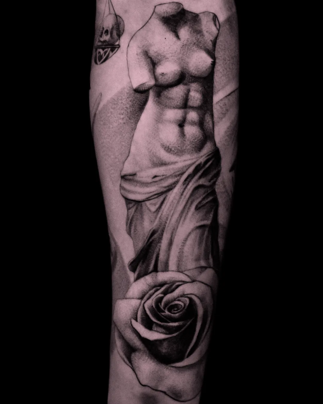 Mitologiczny tatuaż wykonany w Studio Hass w Stargardzie.
