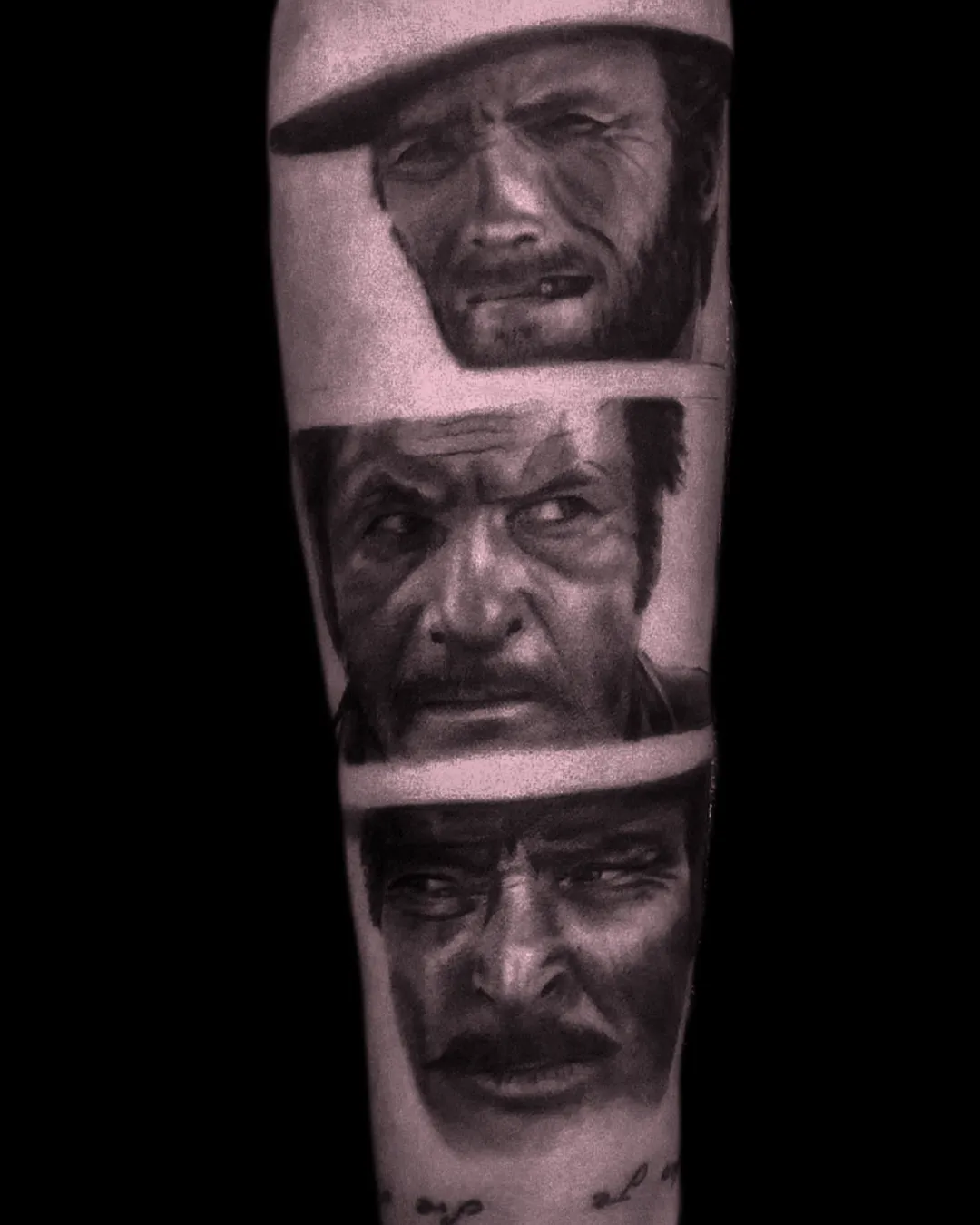 Miniaturowy, niezwykle precyzyjny tatuaż mikrorealistyczny przedstawiający portret postaci w stylu black and grey