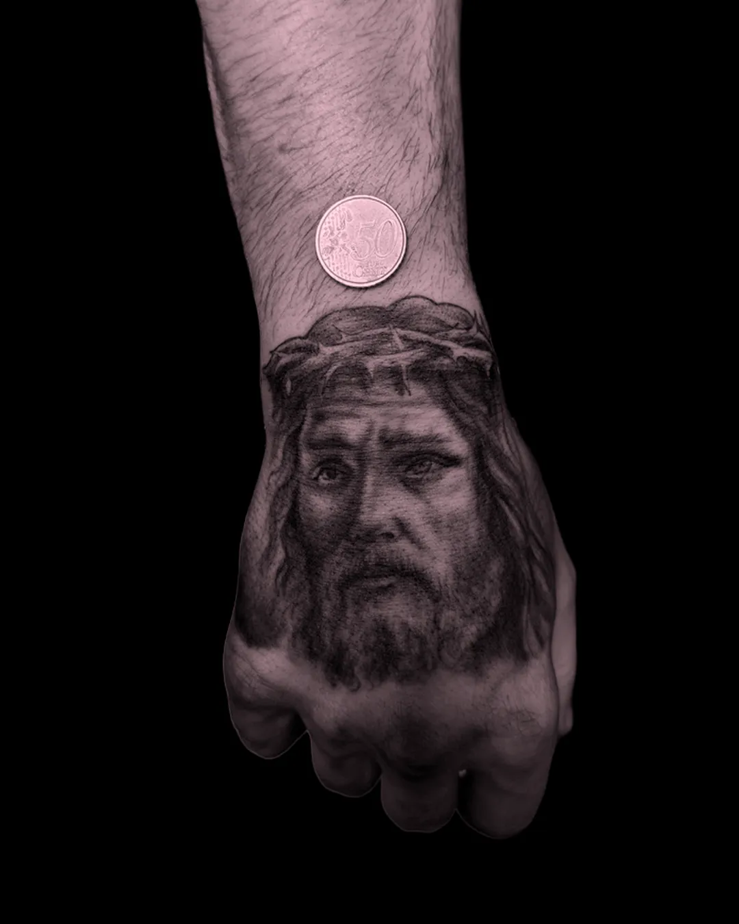 Miniaturowy, niezwykle precyzyjny tatuaż mikrorealistyczny przedstawiający portret postaci w stylu black and grey