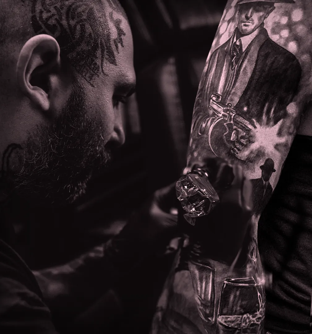 Duży, rozbudowany tatuaż typu rękaw w stylu realistycznym black and grey. Studio Hass Stargard.