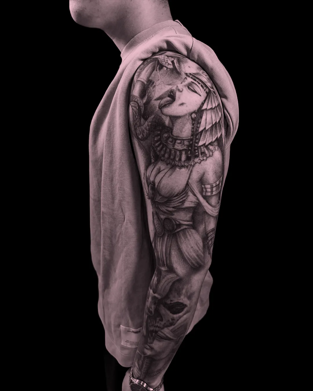 Duży, rozbudowany tatuaż typu rękaw w stylu realistycznym black and grey. Studio Hass Stargard.