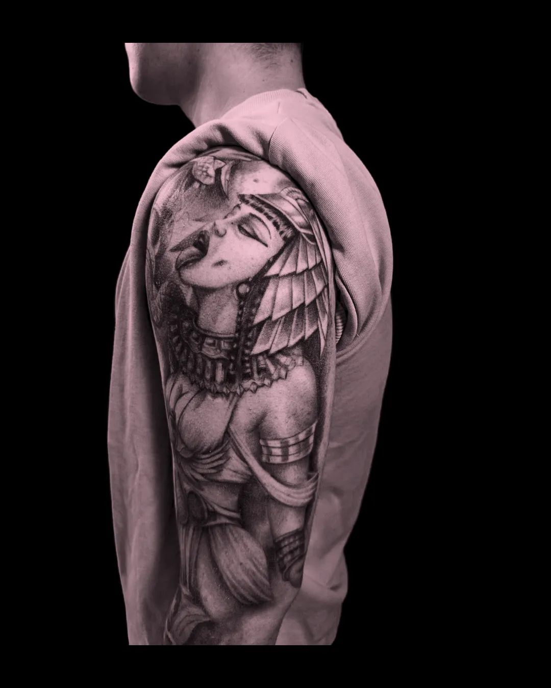 Duży, rozbudowany tatuaż typu rękaw w stylu realistycznym black and grey. Studio Hass Stargard.