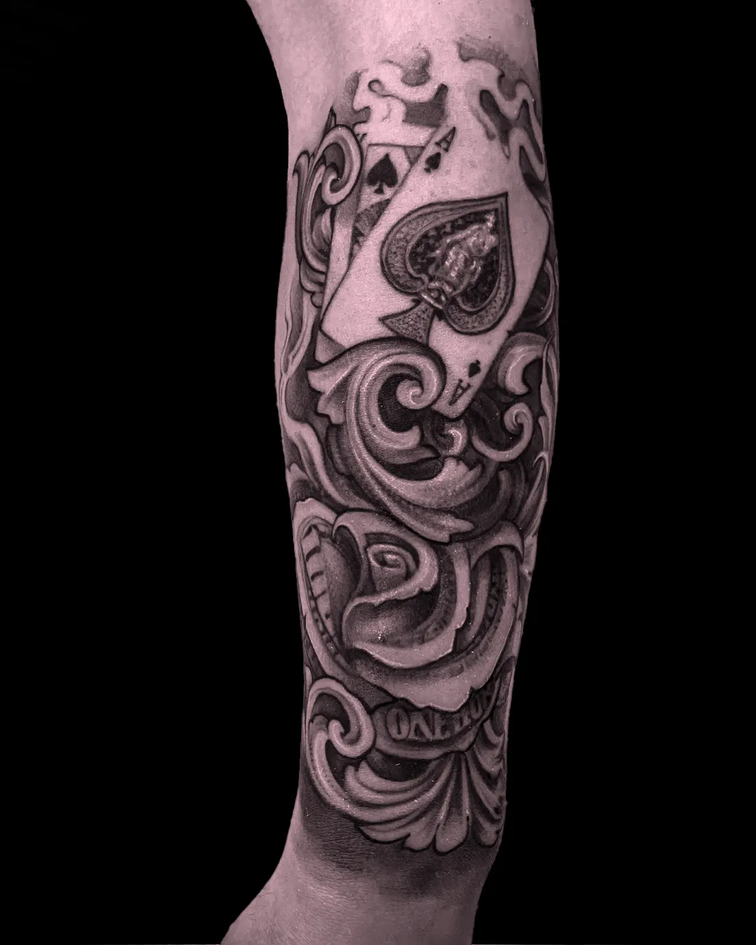 Duży, rozbudowany tatuaż typu rękaw w stylu realistycznym black and grey. Studio Hass Stargard.