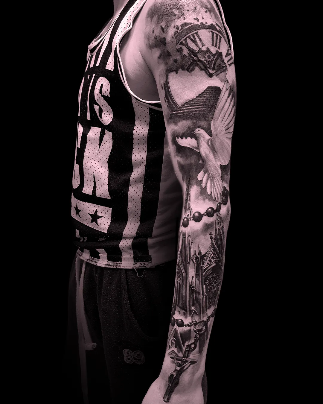 Duży, rozbudowany tatuaż typu rękaw w stylu realistycznym black and grey. Studio Hass Stargard.