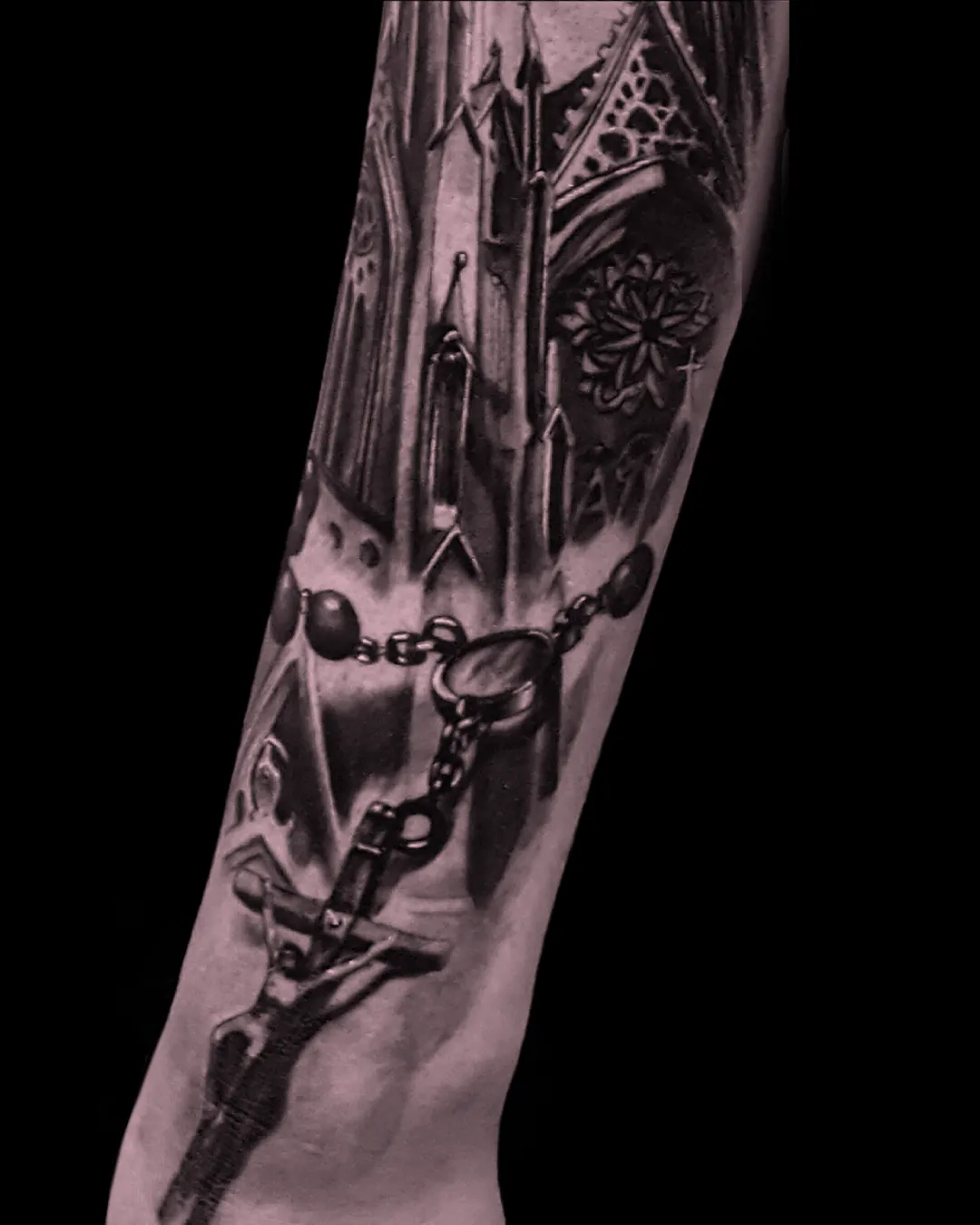 Duży, rozbudowany tatuaż typu rękaw w stylu realistycznym black and grey. Studio Hass Stargard.