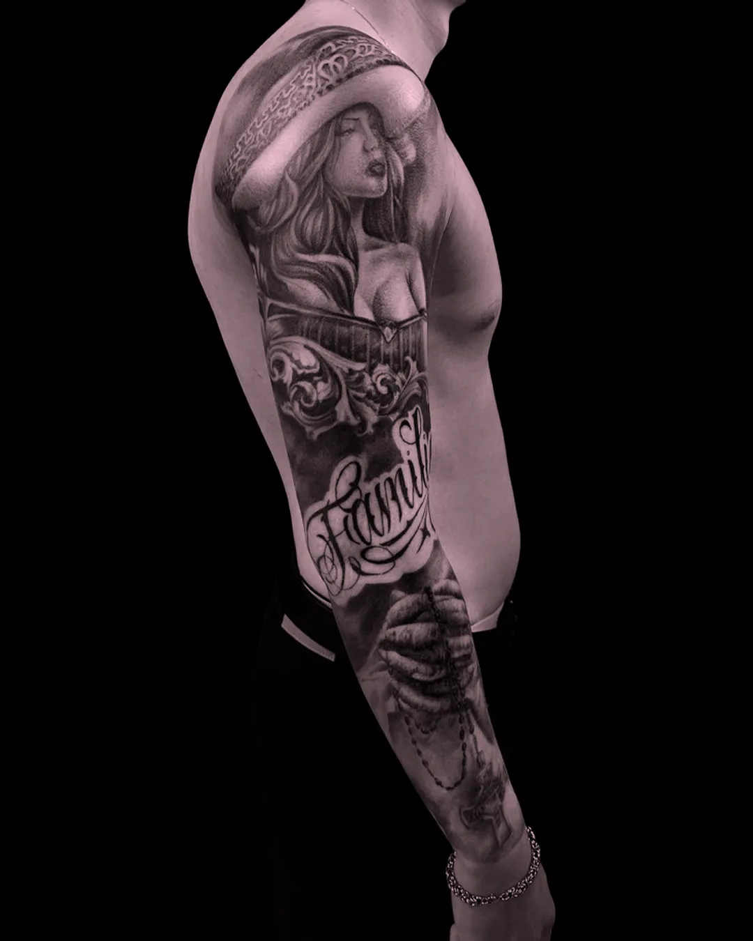 Duży, rozbudowany tatuaż typu rękaw w stylu realistycznym black and grey. Studio Hass Stargard.