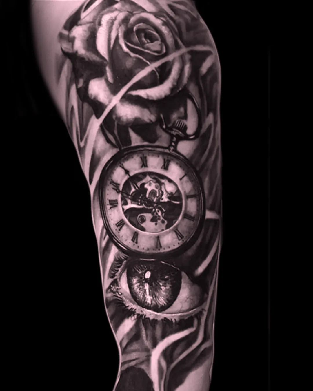 Duży, rozbudowany tatuaż typu rękaw w stylu realistycznym black and grey. Studio Hass Stargard.