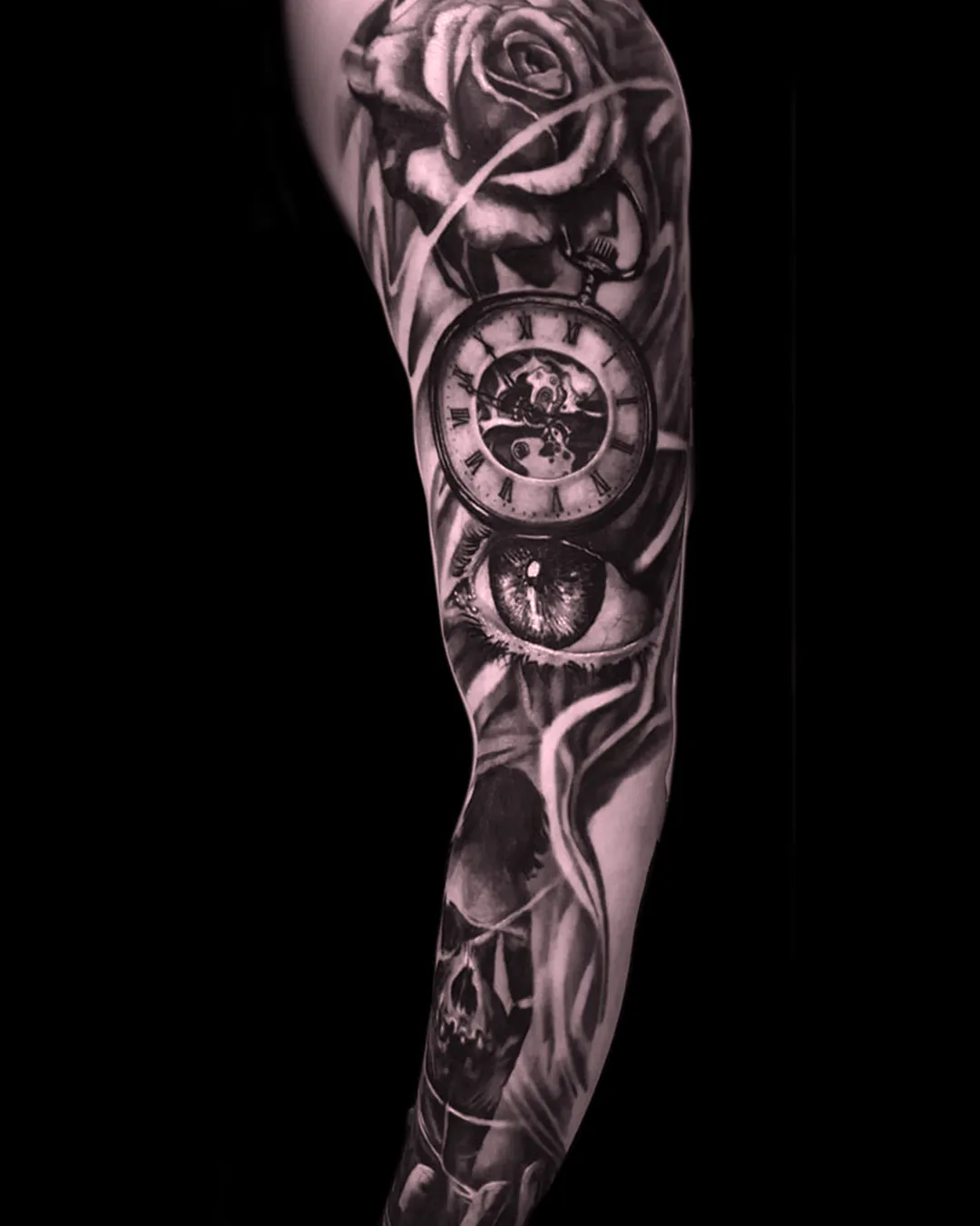 Duży, rozbudowany tatuaż typu rękaw w stylu realistycznym black and grey. Studio Hass Stargard.