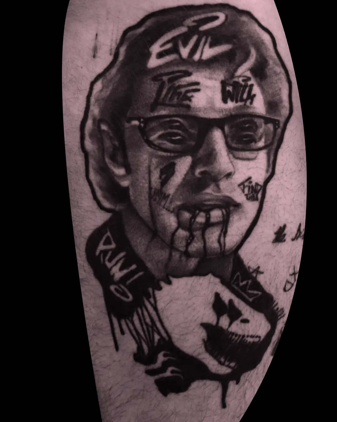 Mroczny, surrealistyczny tatuaż w stylu black and grey