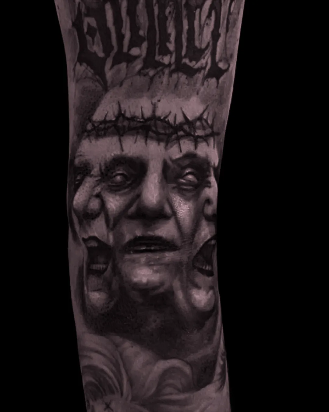 Miniaturowy, niezwykle precyzyjny tatuaż mikrorealistyczny przedstawiający portret postaci w stylu black and grey