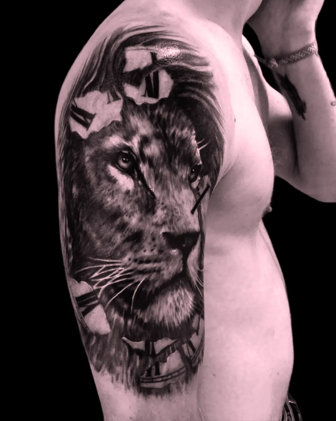 Realistyczny tatuaż w stylu black and grey, wykonany w Studio Hass Stsrgard