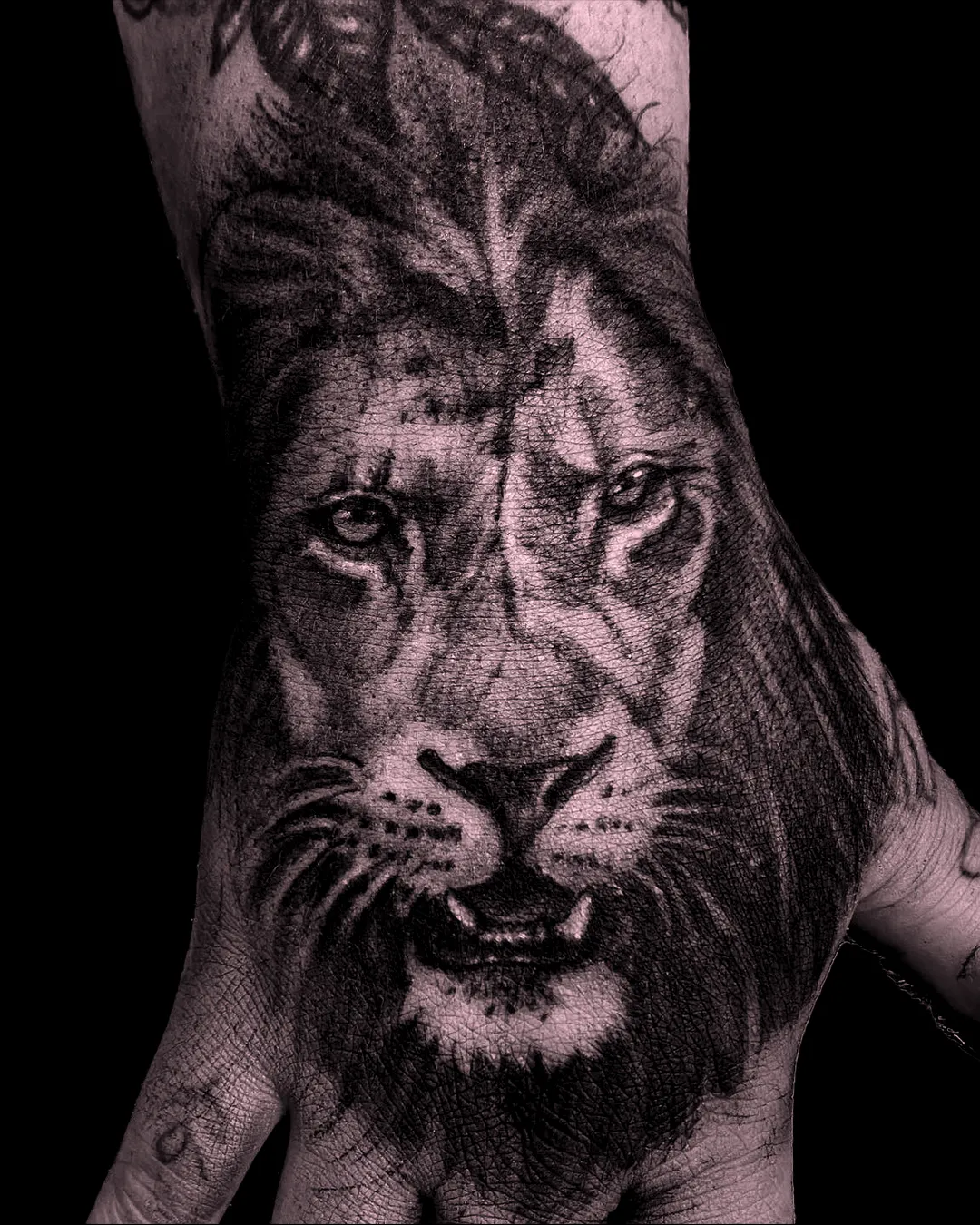 Realistyczny tatuaż w stylu black and grey, wykonany w Studio Hass Stsrgard
