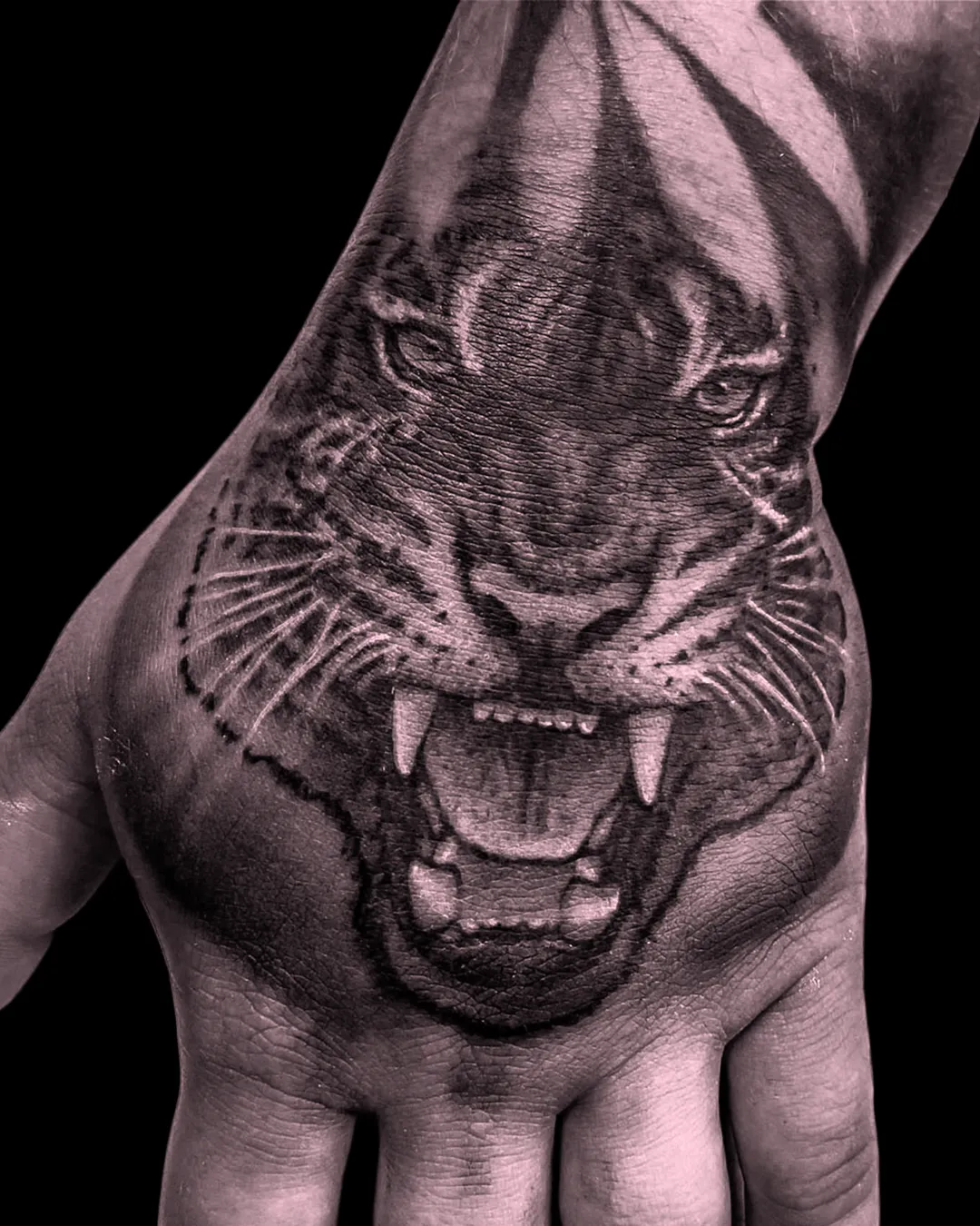 Realistyczny tatuaż w stylu black and grey, wykonany w Studio Hass Stsrgard