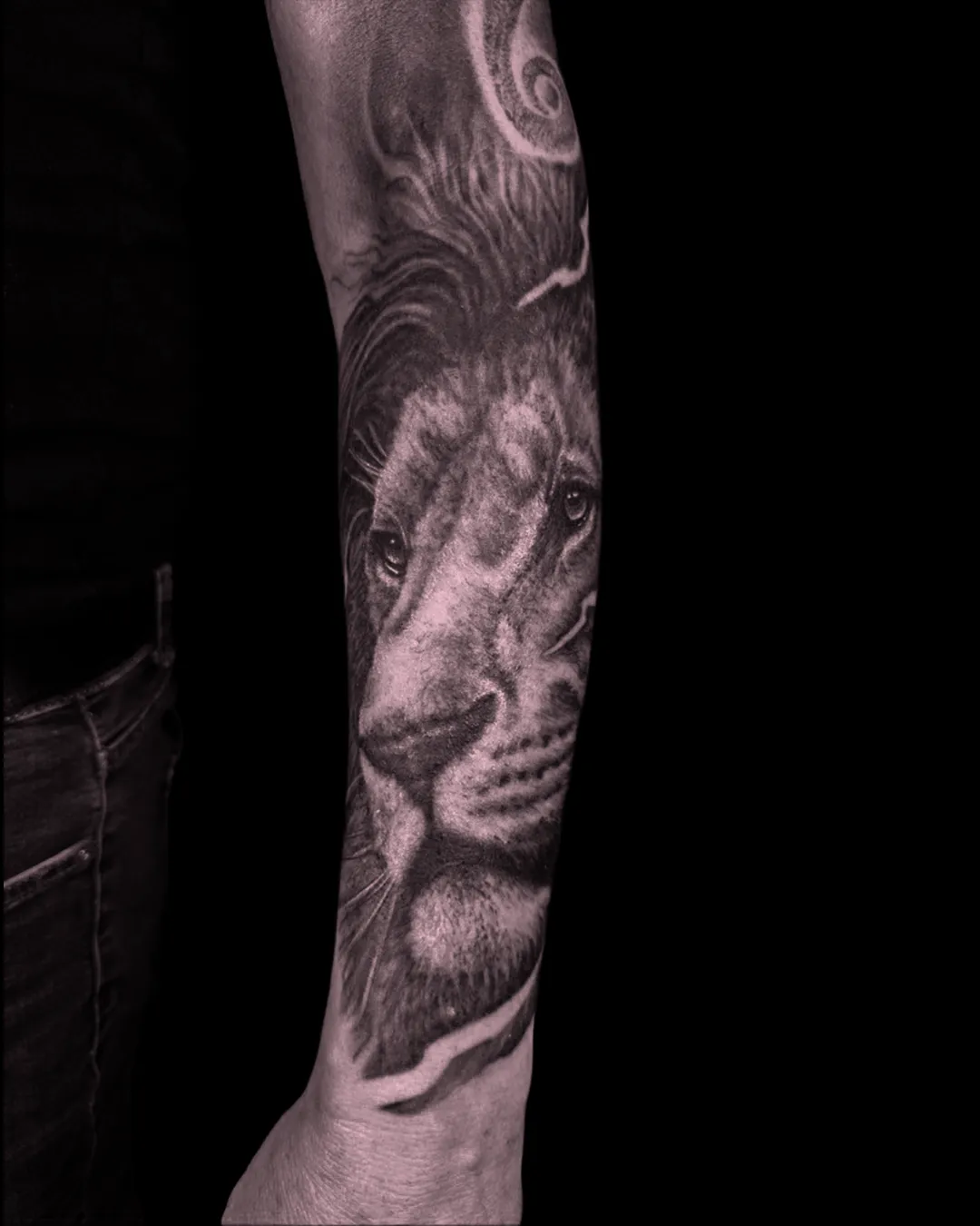 Realistyczny tatuaż w stylu black and grey, wykonany w Studio Hass Stsrgard